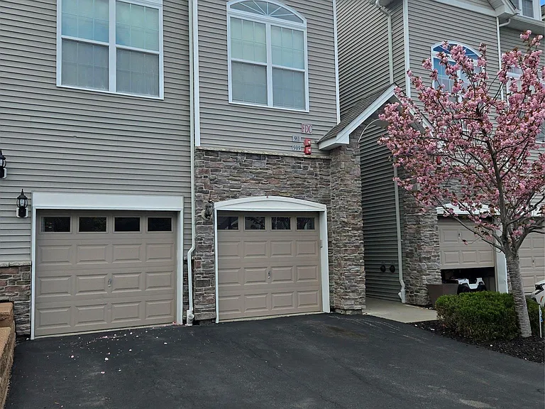 913 Hawthorn Way — Photo 1