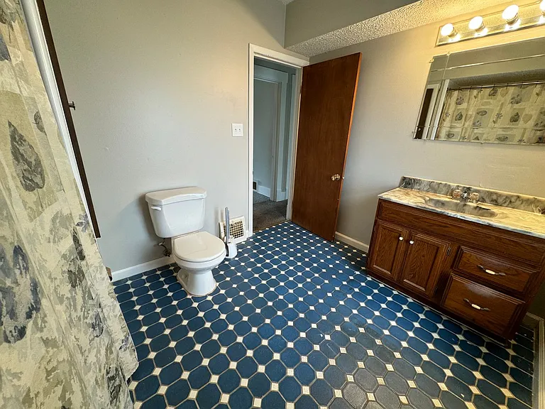 220 John St — Photo 14