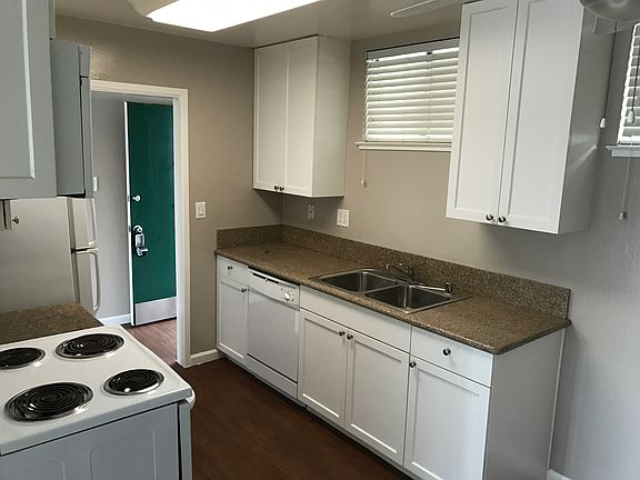 4th image of 2401 Carlmont Dr APT 1