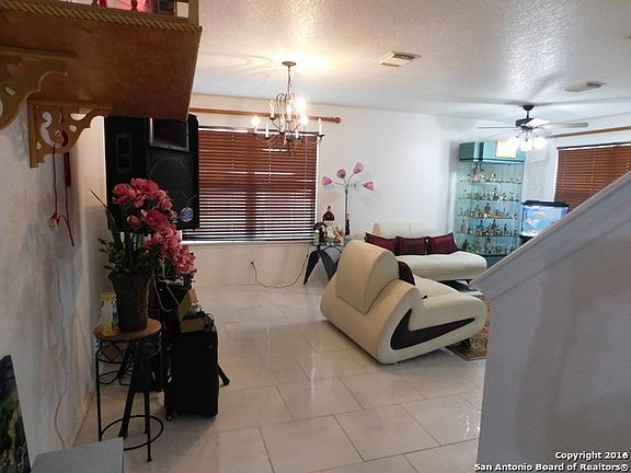 2nd image of 2810 Balfour Post