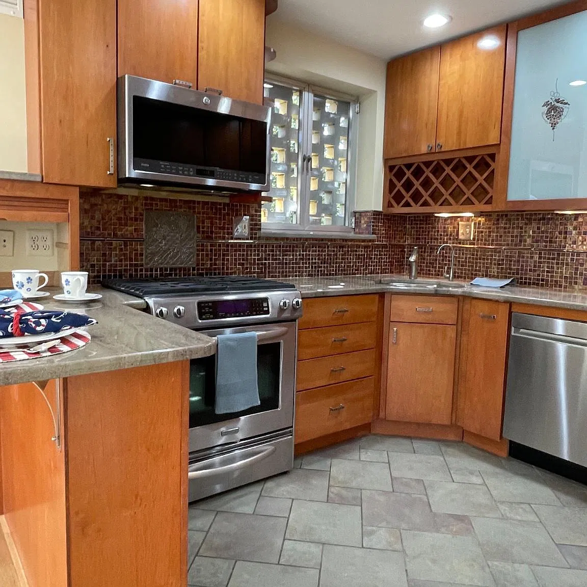 2 bed, 1.5 bath, 975 sqft, $3,200 — Photo 3