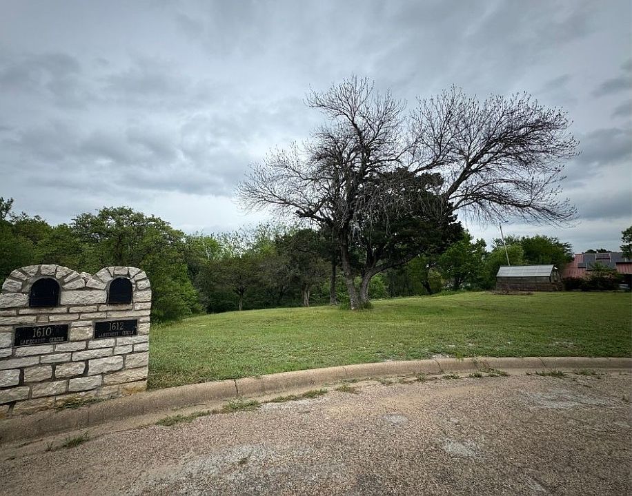 1st image of 1610 Lakecrest Cir