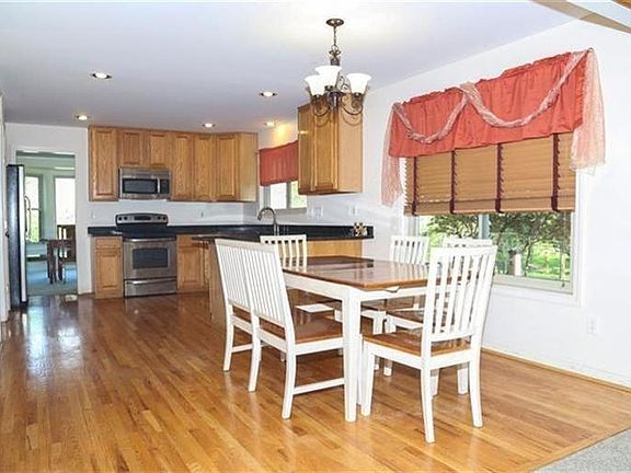 3rd image of 4686 Flagstone Dr