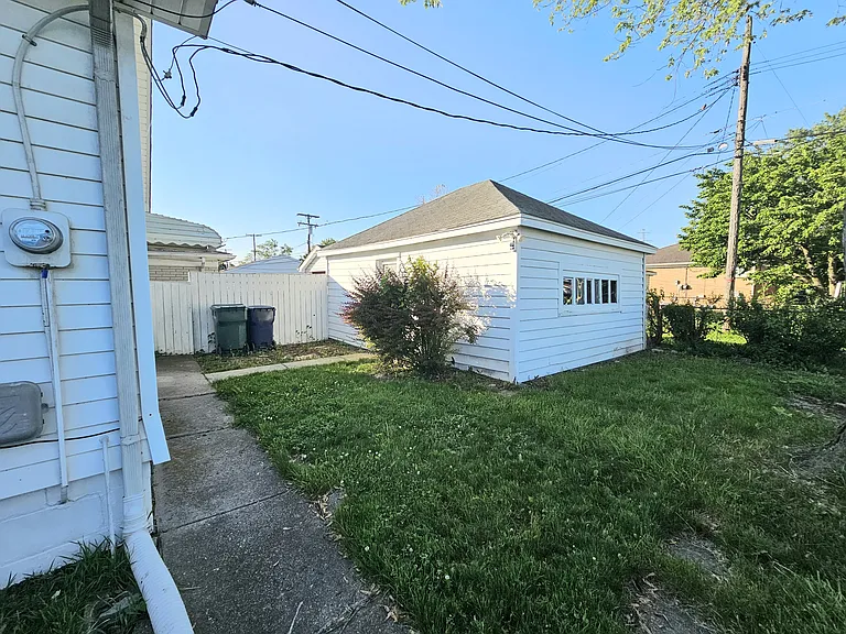 867 Farnham Ave — Photo 36