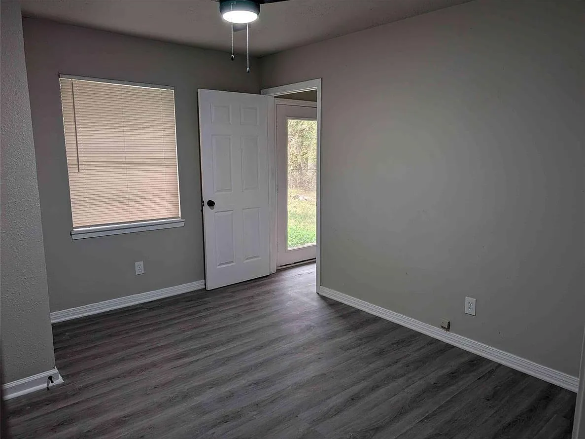 3 bed, 2.0 bath, 1296 sqft, $1,900 — Photo 2