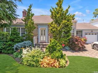 10 Milbar Heath, Hewlett, NY 11557