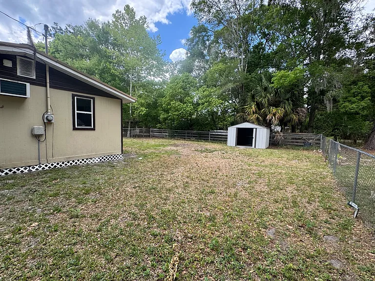 1203 Larry St — Photo 3