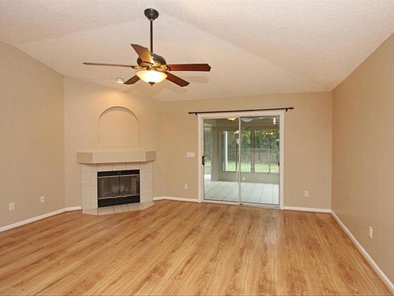 4th image of 185 Hawthorn Hedge Ln