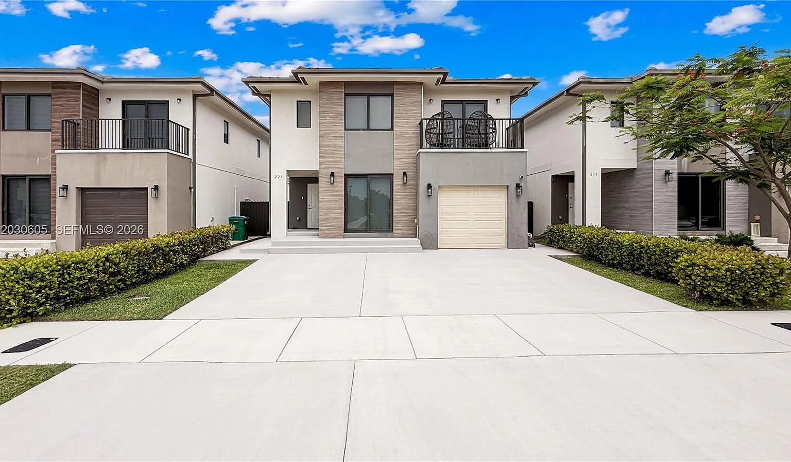5 bed, 4.5 bath, 1902 sqft, $3,500 — Photo 2