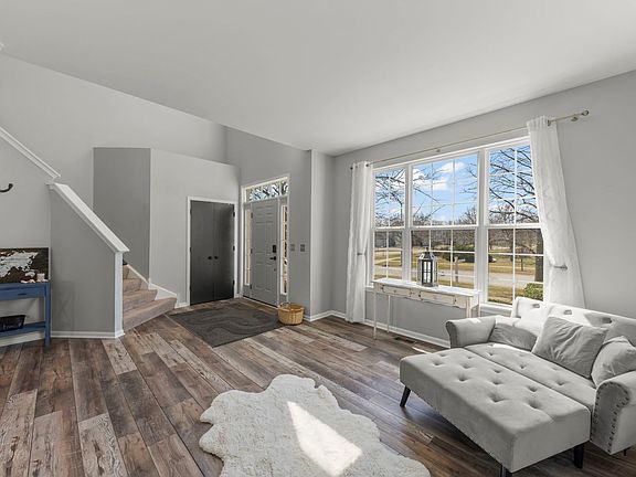 3rd image of 842 Dalton Ln