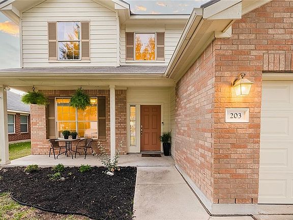 4th image of 203 Hanstrom Dr
