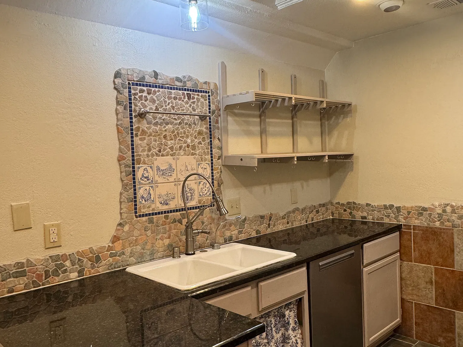 2 bed, 1.5 bath, 1200 sqft, $1,900 — Photo 3