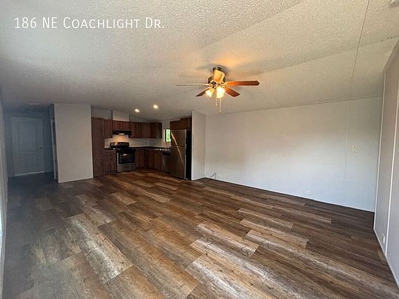 4th image of 186 NE Coachlight Dr