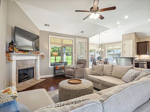 4th image of 90 Joseph Ct