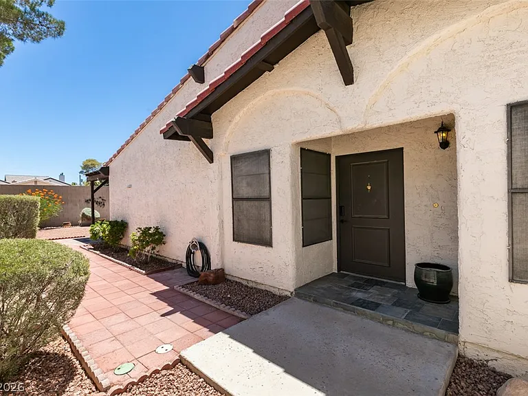 2587 Swan Ln — Photo 3