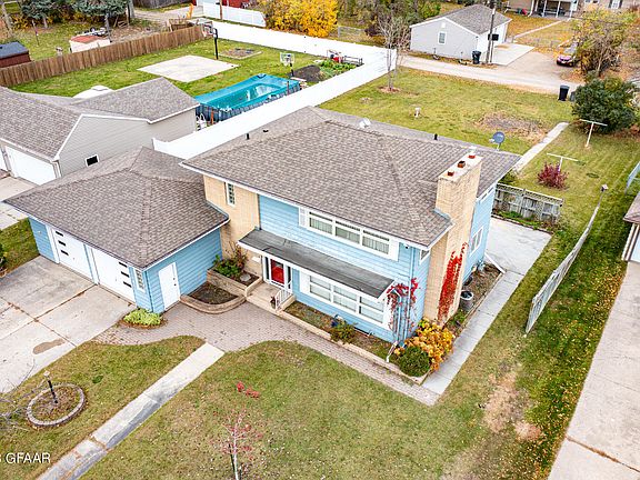 2nd image of 906 Park Dr