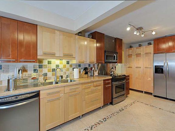 4th image of 942 Woodgate Dr