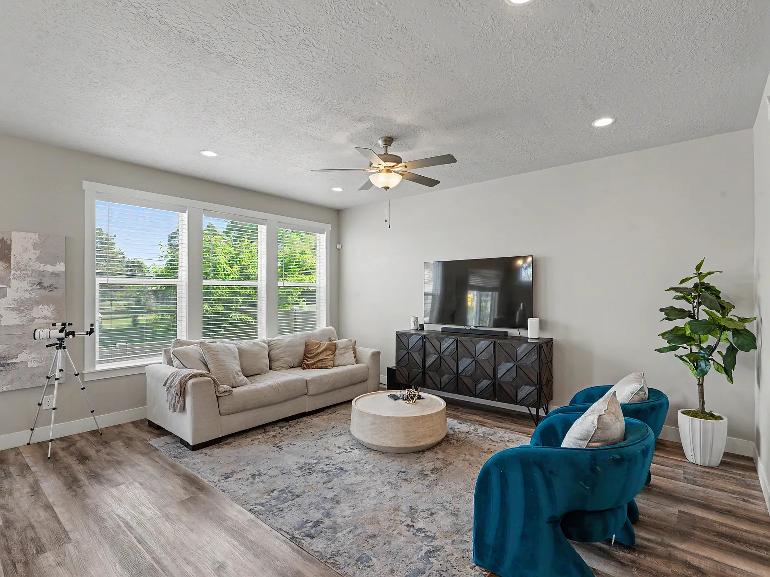 3 bed, 2408 sqft, $2,895 — Photo 4