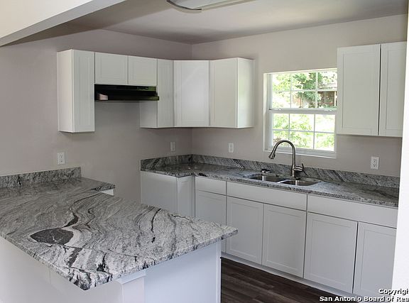 3rd image of 142 E Palfrey St