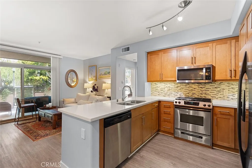 2 bed, 1100 sqft, $5,500 — Photo 4