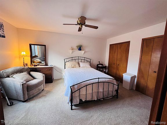 5th image of 588 Oakbrook Cir