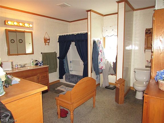 5th image of 15217 Lincoln Way W