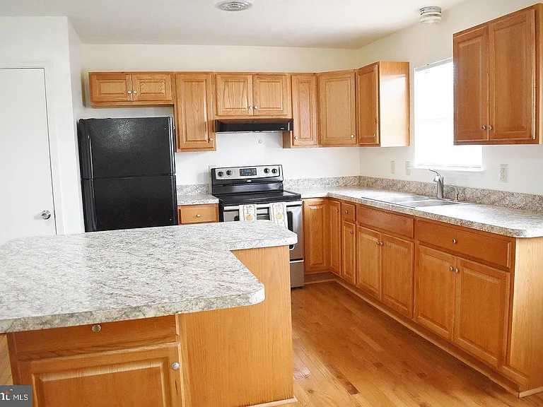 107 Parkside Dr — Photo 4