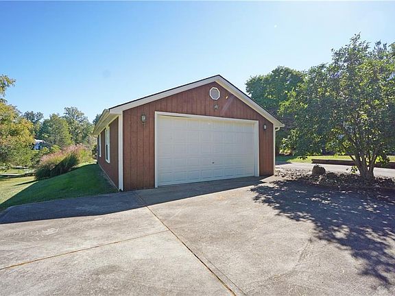3rd image of 1083 Lorelei Dr