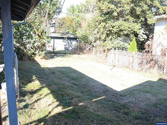 5th image of 151 NW Ebberts Ave