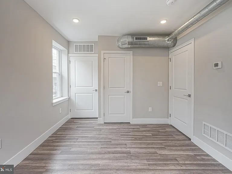 1070 N Front St #B — Photo 13