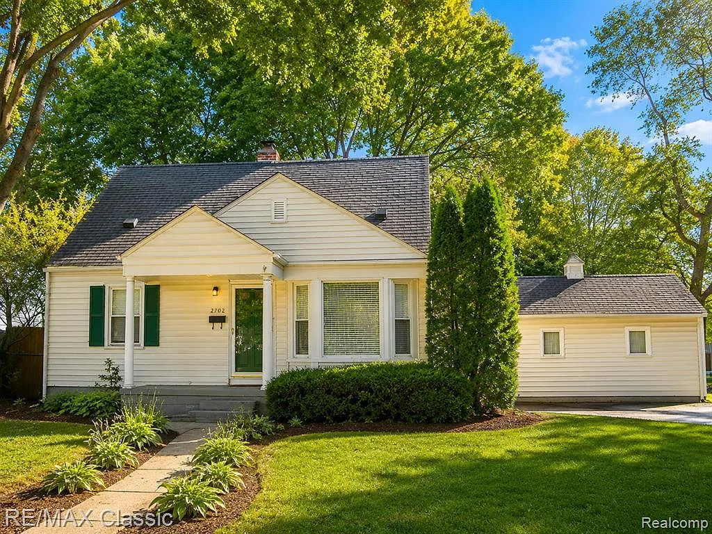 3 bed, 1.5 bath, 907 sqft, $2,250 — Photo 2