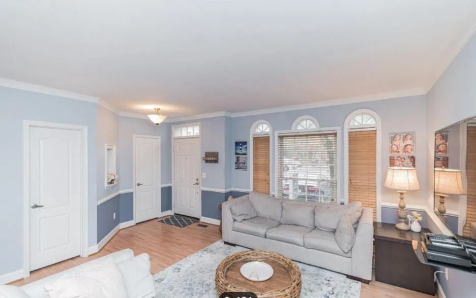 4 bed, 2204 sqft, $3,600 — Photo 2