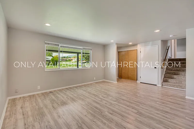 3 bed, 2.5 bath, 2490 sqft, $2,550 — Photo 4
