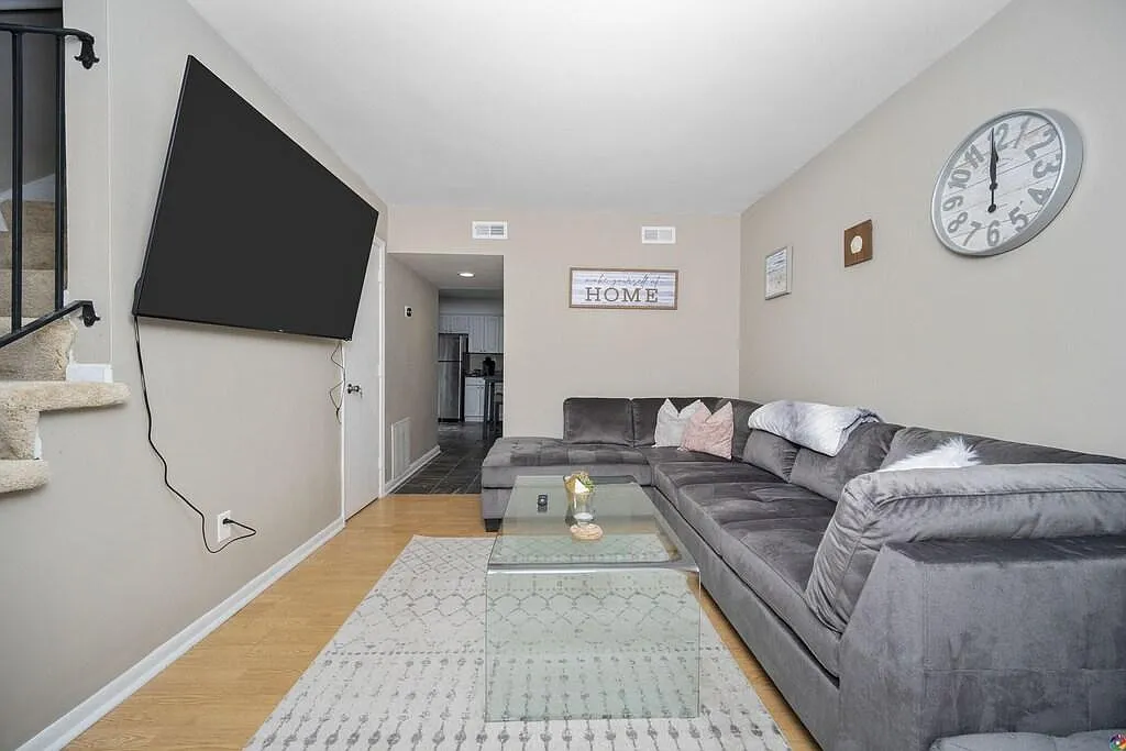 505 Barberton Dr — Photo 2