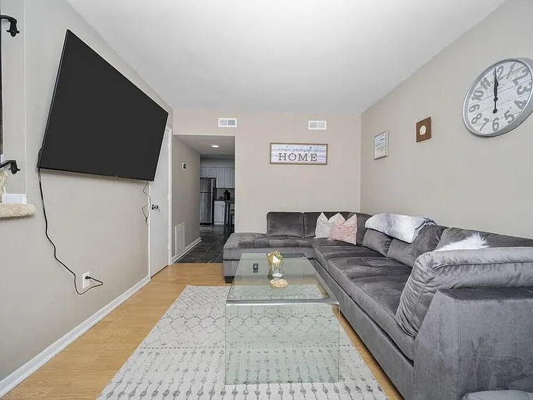 505 Barberton Dr — Photo 2