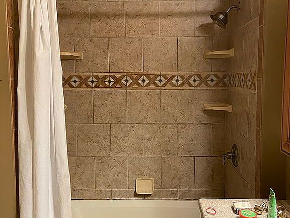 Bathroom 10 1/2 x 6’