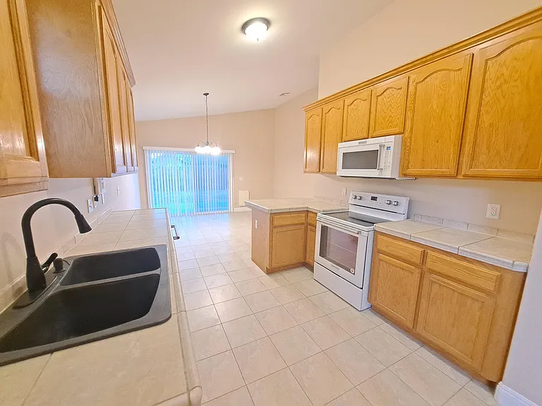 10601 Sheridan St — Photo 9