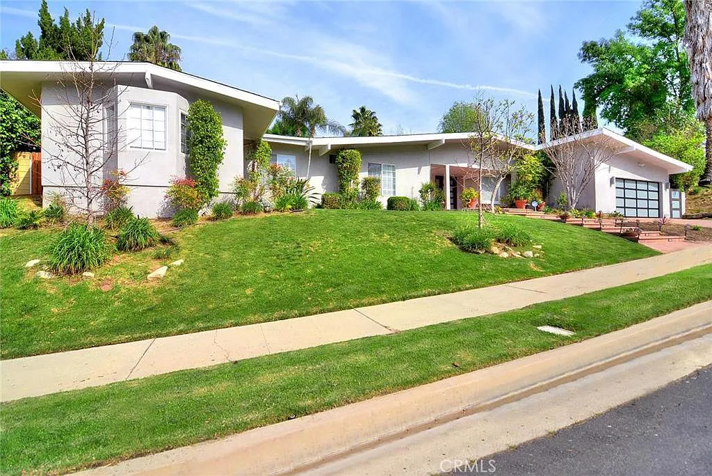 5 bed, 3764 sqft, $9,950 — Photo 3