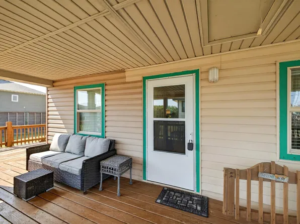 975 Holiday Dr, Crystal Beach, TX 77650