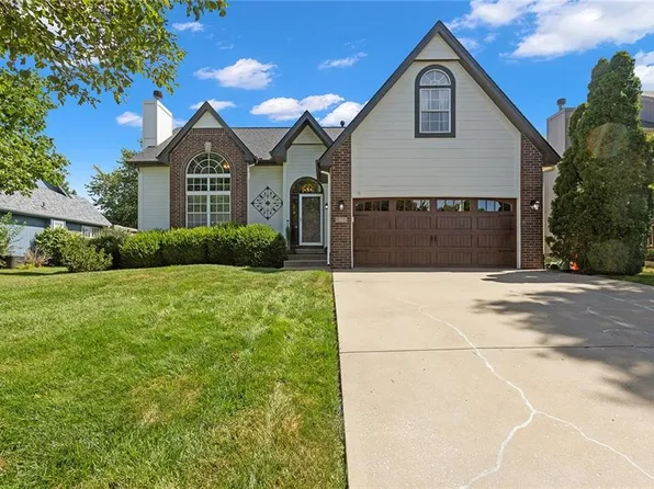 825 SE 12th Ter, Lees Summit, MO 64081