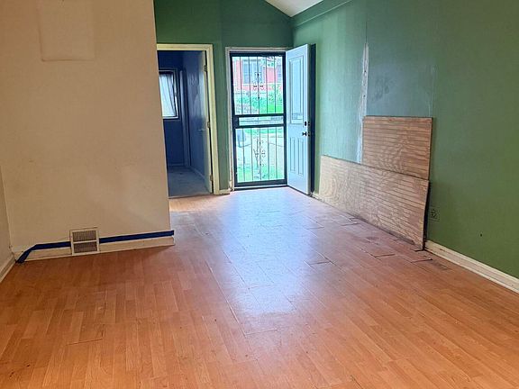5th image of 1033 E Saint Catherine St