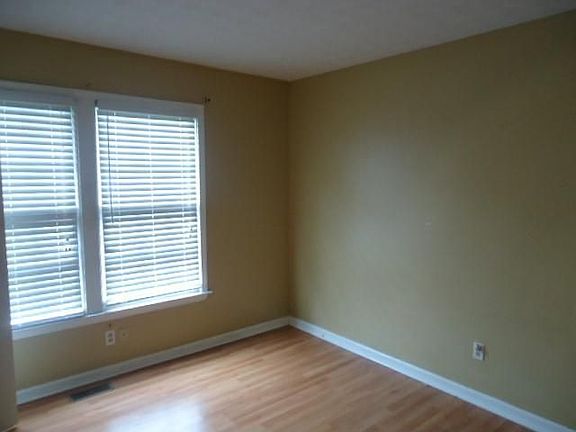 3rd image of 174 Beaverwood Ct