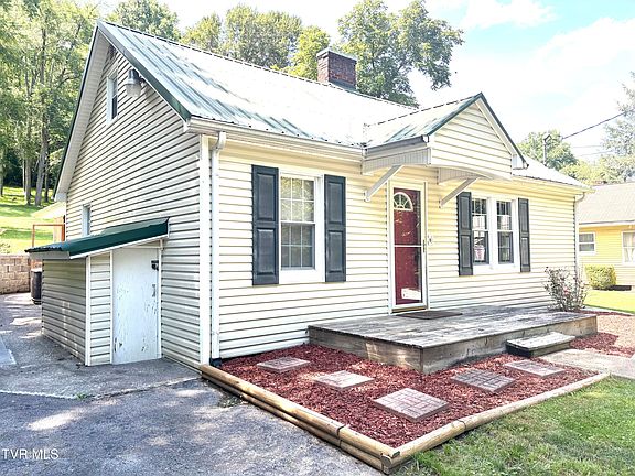 3rd image of 1019 Virginia Ave NE