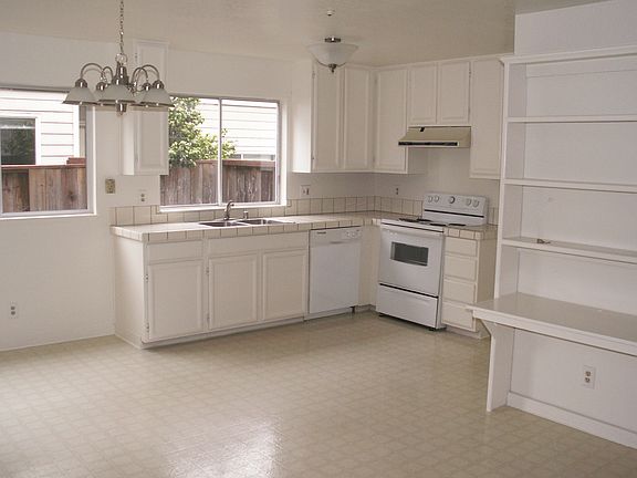 Kitchen w/dining area