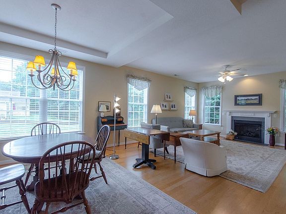 3rd image of 408 Paulette Cir