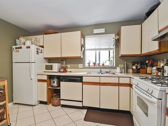 4th image of 6030 Lake Bluff Dr Unit 201