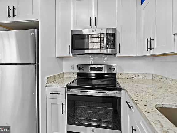 4th image of 2705 Arlington Blvd N #201
