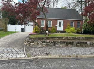 215 Inwood Rd, Scarsdale, NY 10583