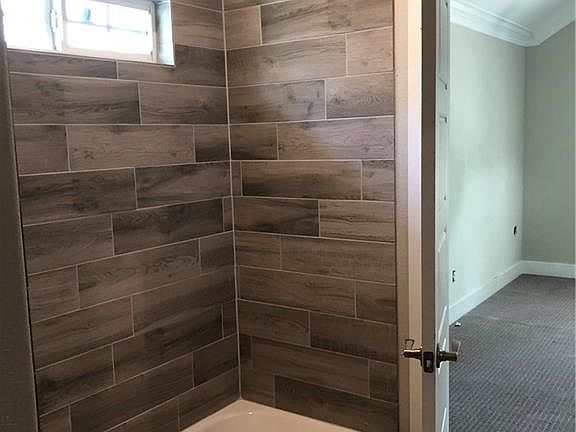 5th image of 2851 Fernwood Ave