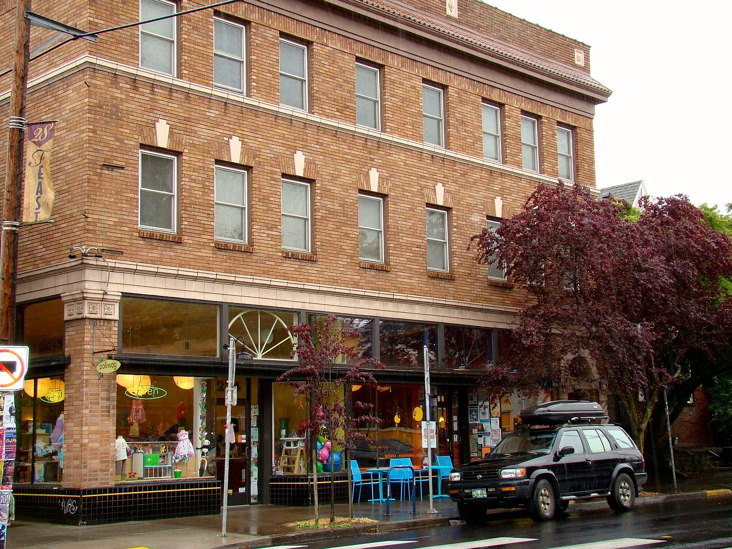 Queen Jeanette Apartments — Photo 1